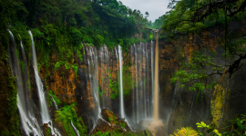 Tumpak Sewu adalah destinasi sempurna bagi pecinta alam dan fotografer yang mencari keindahan autentik Indonesia.