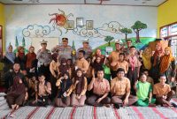 Kapolres Pamekasan AKBP Jazuli Dani Iriawan bersama Kasat Lantas mengunjungi Sekolah Luar Biasa (SLB) PGRI Pademawu. Sabtu 7 Desember 2024.