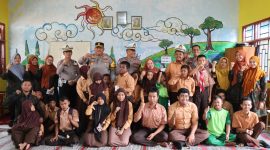 Kapolres Pamekasan AKBP Jazuli Dani Iriawan bersama Kasat Lantas mengunjungi Sekolah Luar Biasa (SLB) PGRI Pademawu. Sabtu 7 Desember 2024.