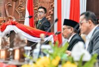 Juru bicara Komisi C DPRD Jatim, Nur Faizin, saat membacakan laporan terkait Raperda PT BPR Jatim dalam sidang paripurna. Senin (23/12/2024).