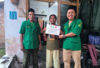 Departemen Sosial dan Pemberdayaan Masyarakat (Mensospema) GP Ansor Jatim menyalurkan bantuan tali asih kepada M. Gufron. (Foto: dok. GP Ansor Jatim)