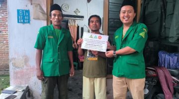 Departemen Sosial dan Pemberdayaan Masyarakat (Mensospema) GP Ansor Jatim menyalurkan bantuan tali asih kepada M. Gufron. (Foto: dok. GP Ansor Jatim)