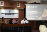 Anggota Komite III DPD RI, Dr. Lia Istifhama M.E.I saat mendengarkan pemaeparan data dari Sigit Priyono, Kadisnakertrans Jatim. (Foto: dok. Istimewa)
