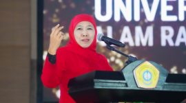 Khofifah Indar Parawansa memberikan ucapan selamat atas pengukuhan Guru Besar  Prof. Dr. Safi' (Rektor Universitas Trunojoyo Madura) sebagai Guru Besar di bidang Hukum Perundang- Undangan. UTM Bangkalan. (Foto: dok. Istimewa)