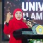 Khofifah Indar Parawansa memberikan ucapan selamat atas pengukuhan Guru Besar  Prof. Dr. Safi' (Rektor Universitas Trunojoyo Madura) sebagai Guru Besar di bidang Hukum Perundang- Undangan. UTM Bangkalan. (Foto: dok. Istimewa)