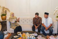 Gubernur Jawa Timur Terpilih Khofifah Indar Parawansa saat berdiskusi dengan para pengusaha muda dari Lumajang di kediamannya pada Rabu (25/12).