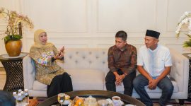 Gubernur Jawa Timur Terpilih Khofifah Indar Parawansa saat berdiskusi dengan para pengusaha muda dari Lumajang di kediamannya pada Rabu (25/12).