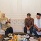 Gubernur Jawa Timur Terpilih Khofifah Indar Parawansa saat berdiskusi dengan para pengusaha muda dari Lumajang di kediamannya pada Rabu (25/12).