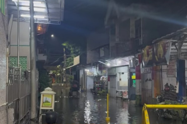 Salah satu rumah warga yang terdampak banjir di desa Bungurasih, Kecamatan Waru, Kabupaten Sidoarjo. (Foto: Instagram @pojokbungurasih)