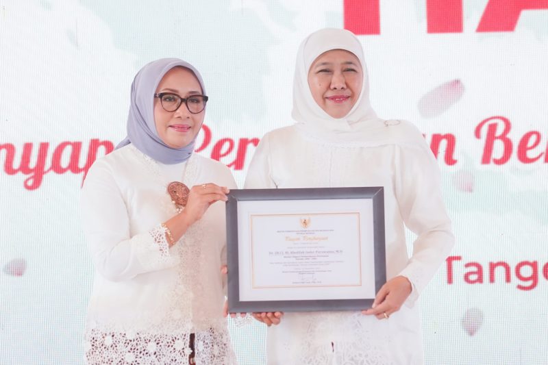 Khofifah Indar Parawansa (kanan) saat menerima penghargaan dari Kementerian Pemberdayaan Perempuan dan Perlindungan Anak (Kementerian PPA) pada puncak acara Peringatan Hari Ibu ke-64 di Tangerang, Minggu (22/12/2024). 