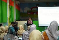 Anggota DPD RI Lia Istifhama saat Berdialog Bersama Guru KB-TK Khadijah Wonorejo, Surabaya.
