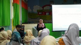 Anggota DPD RI Lia Istifhama saat Berdialog Bersama Guru KB-TK Khadijah Wonorejo, Surabaya.