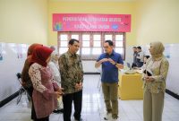 Kadinkes Jatim, Erwin Astha Triyono (kiri) saat berbincang dengan pj. Gubernur Jatim Adhy Karyono. Foto : Humas Dinkes Jatim