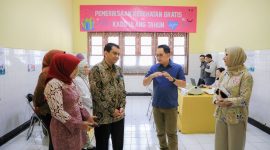 Kadinkes Jatim, Erwin Astha Triyono (kiri) saat berbincang dengan pj. Gubernur Jatim Adhy Karyono. Foto : Humas Dinkes Jatim