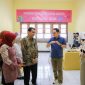 Kadinkes Jatim, Erwin Astha Triyono (kiri) saat berbincang dengan pj. Gubernur Jatim Adhy Karyono. Foto : Humas Dinkes Jatim