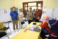Pj. Gubernur Jatim, Adhy Karyono saat meninjau cek kesehatan gratis. Foto : Humas Dinkes Jatim
