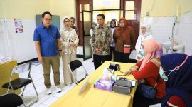 Pj. Gubernur Jatim, Adhy Karyono saat meninjau cek kesehatan gratis. Foto : Humas Dinkes Jatim