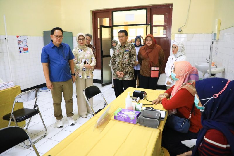 Pj. Gubernur Jatim, Adhy Karyono saat meninjau cek kesehatan gratis. Foto : Humas Dinkes Jatim
