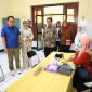 Pj. Gubernur Jatim, Adhy Karyono saat meninjau cek kesehatan gratis. Foto : Humas Dinkes Jatim