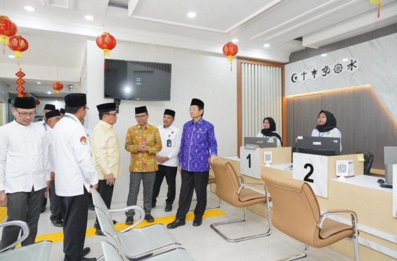 Menag Nasarudin Meninjau Pelayanan pada PTSP Kanwil (Foto : doc. Kemenag Jatim)