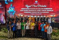 KPU Jatim memberikan surat keputusan penetapan Gubernur dan Wagub terpilih Khofifah-Emil di rapat pleno terbuka.