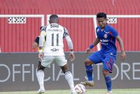 Pemain Arema Fc Bayu Setiawan (biru) mencoba melewati pemain Bali United dalam pertandingan di Stadion Supriyadi Blitar. Foto : Official Arema.