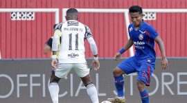 Pemain Arema Fc Bayu Setiawan (biru) mencoba melewati pemain Bali United dalam pertandingan di Stadion Supriyadi Blitar. Foto : Official Arema.