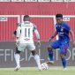 Pemain Arema Fc Bayu Setiawan (biru) mencoba melewati pemain Bali United dalam pertandingan di Stadion Supriyadi Blitar. Foto : Official Arema.