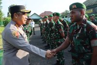 Kapolres Pamekasan AKBP Hendra Eko Triyulianto melaksanakan silaturahmi ke Kompi Senapan A Yonif Mekanis 516 / Caraka Yudha Pamekasan Jalan Raya Tlanakan, Kab. Pamekasan, Selasa (4/2/2025).