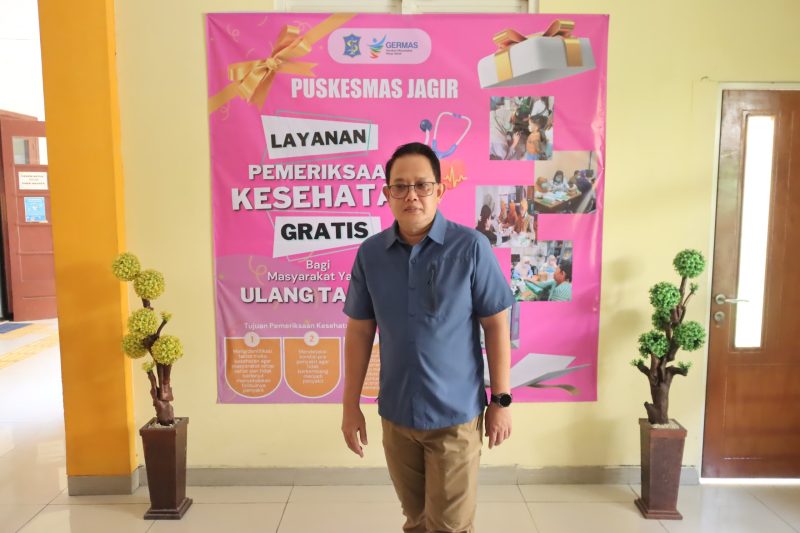 Penjabat (Pj) Gubernur Jawa Timur, Adhy Karyono, melakukan kunjungan ke Puskesmas Jagir, Kota Surabaya, dalam rangka memastikan kesiapan fasilitas kesehatan tersebut menjelang launching Program Kesehatan Gratis yang akan diresmikan oleh Presiden Republik Indonesia, Prabowo Subianto, pada 10 Februari 2025. Foto: Ryanda.