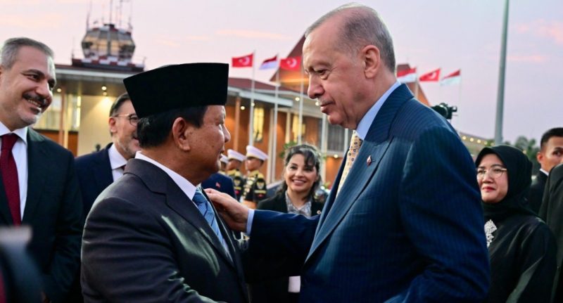 Presiden Republik Indonesia, Prabowo Subianto, secara langsung mengantarkan keberangkatan Presiden Republik Turkiye, Recep Tayyip Erdogan beserta Ibu Emine Erdogan ke Pakistan pada Rabu, 12 Februari 2025. Foto: BPMI Setpres/Rusman.