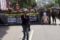 massa aksi dari Jaringan Kawal Jawa Timur (Jaka Jatim), yang menggelar demonstrasi di depan lokasi RUPS.