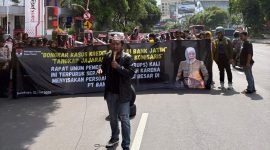 massa aksi dari Jaringan Kawal Jawa Timur (Jaka Jatim), yang menggelar demonstrasi di depan lokasi RUPS.