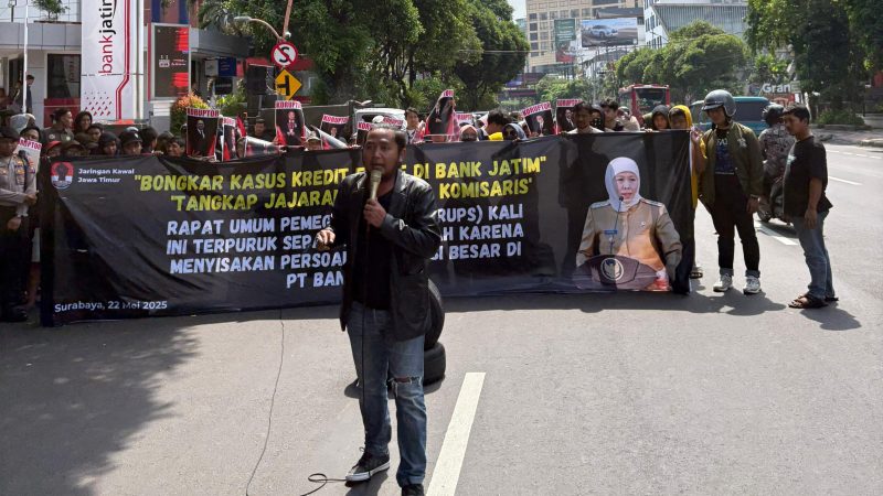 massa aksi dari Jaringan Kawal Jawa Timur (Jaka Jatim), yang menggelar demonstrasi di depan lokasi RUPS.