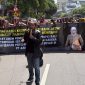 massa aksi dari Jaringan Kawal Jawa Timur (Jaka Jatim), yang menggelar demonstrasi di depan lokasi RUPS.